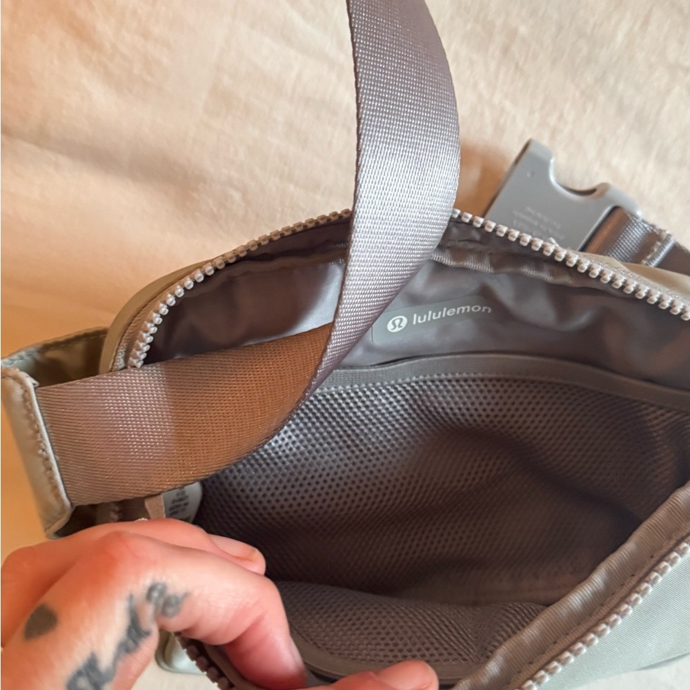 lululemon athletica Large Light Gray Belt Bag - Picture 4 of 8